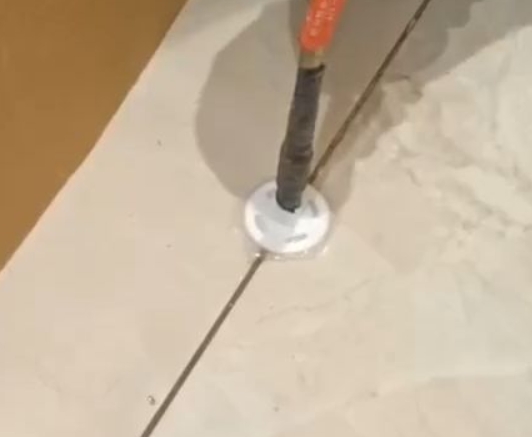 寿光瓷砖空鼓维修公司专业解答瓷砖在铺贴过程中，如果没有涂抹均匀到位的粘结材料（如水泥砂浆或瓷砖胶），可能会导致以下问题