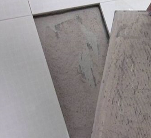 寿光瓷砖空鼓维修公司分享瓷砖铺贴时如果打浆（即涂抹在瓷砖背面和基层上的砂浆或瓷砖胶）过少，会带来以下问题